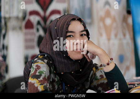 Une jeune femme portant des vêtements traditionnels ouzbek dans la ville de Tachkent, capitale de l'Ouzbékistan Banque D'Images