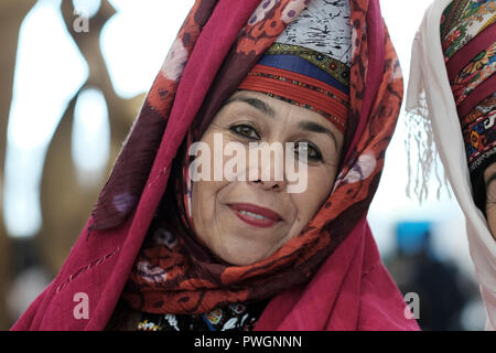 Une femme ouzbek portant une coiffure traditionnelle de la région de Surkhandarya Près de la frontière sud du Tadjikistan Banque D'Images