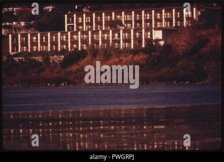 Buena vista--lagon-souffre-de-septic tank-érosion-infiltration-et-autres-maux-il-est-Un-exemple-de-un-de-the-last-lagunes en Californie du sud-juin-1975 7158923186 o. Banque D'Images