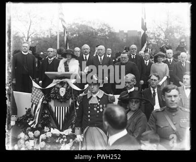 Burke statue. Présentation officielle par la délégation de l'Institution Sulgrave, 12 oct. À gauche Rt.- Rev. G.C.F. Bratenhal, Monsieur Chas. Wakefield, Wakefield, Fred Secy. des semaines de guerre, Banque D'Images