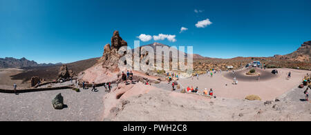 Tenerife, Canaries, Espagne - Septembre 2018 : les touristes à Roque Cinchado rocher sur le Mont Teide (Pico) delTeide National Park, Tenerife, Espagne Banque D'Images