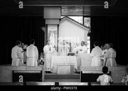 Fatima, Portugal - 5 juillet 2010 : Cérémonie de la Messe dans le sanctuaire de Fatima, au Portugal, à proximité de la Chapelle des Apparitions, avec la présence de sever Banque D'Images