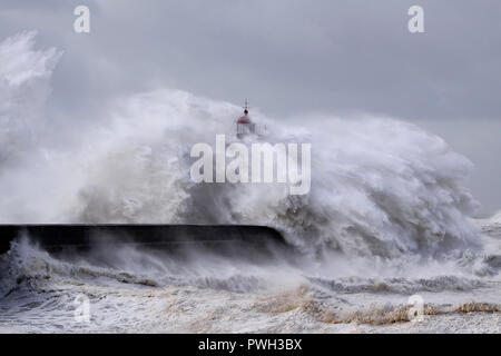 Vieux fleuve Douro bouche leuchtturm embrassed par vagues supérieures à dix mètres de hauteur est originaire de vents forts avec des rafales à plus de 100 kilomètres. Banque D'Images