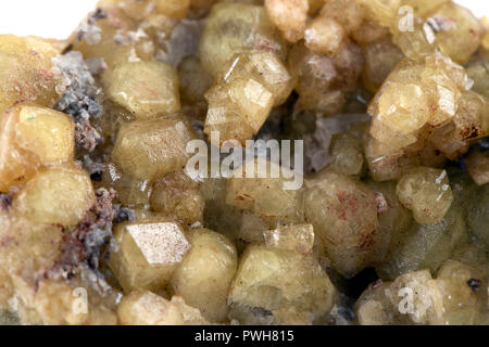 La prise de vue macro des eaux minérales naturelles rock specimen - matières premières les cristaux de grenat spessartine gemstone Banque D'Images