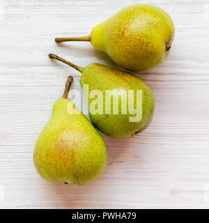 Les poires fraîches sur une table en bois blanc, vue de dessus. Close-up. Banque D'Images