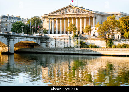 Vue paysage de Concordia Bridge avec Assemblée Nationale de France à Paris Banque D'Images