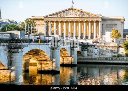 Vue paysage de Concordia Bridge avec Assemblée Nationale de France à Paris Banque D'Images