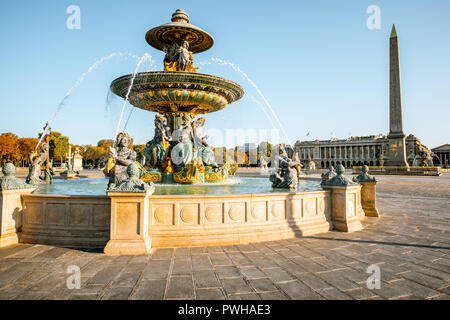 Fontaine sur la Place Concordia maritime avec l'Obélisque de Louxor sur l'arrière-plan au cours de la lumière du matin à Paris Banque D'Images