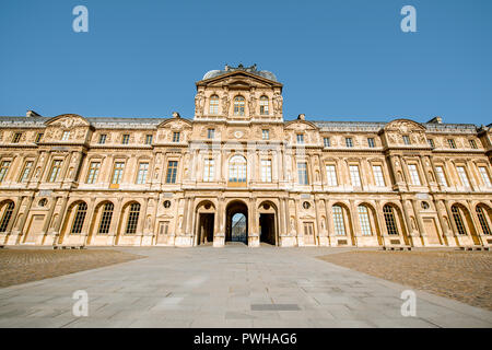 Façade du bâtiment de l'aile Sully du musée du Louvre à Paris Banque D'Images