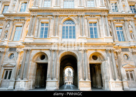 Façade du bâtiment de l'aile Sully du musée du Louvre à Paris Banque D'Images