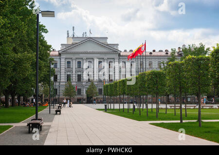 Nouvelle ville de Vilnius, vue de l'édifice du Palais (Musée des victimes du génocide aussi) de Lukiskiu aikste parc de la ville de Vilnius, Lituanie ville nouvelle. Banque D'Images