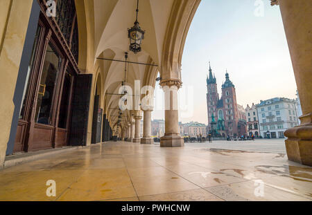 Place du marché, avec un chiffon de repère comme's Hall et Mary's Church, Cracovie, Pologne Banque D'Images