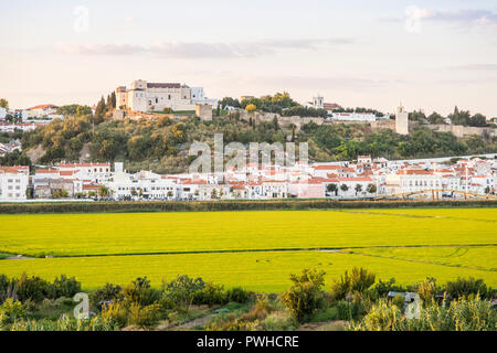 Alcacer do Sal avec vieux château et les murs, Portugal Banque D'Images