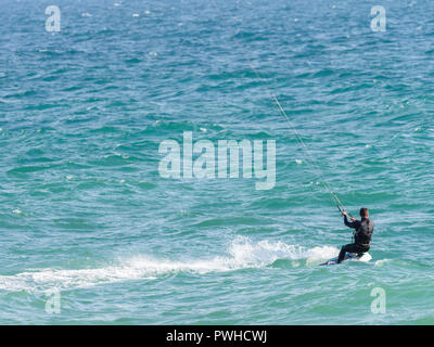 Kite surfer sur les eaux cristallines de l'océan Atlantique en Algarve, Portugal Banque D'Images
