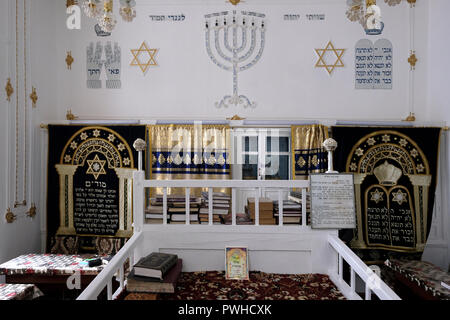 Intérieur de l'ancienne synagogue juive de Boukhara qui date de la 16e siècle dans la ville de Boukhara Boukhara connu comme au 19ème et au début du xxe siècle en Ouzbékistan. L'émigration vers Israël et l'Occident a laissé une diminution rapide de la communauté juive de Boukhara, et seulement environ 500 Juifs de rester en ville Banque D'Images