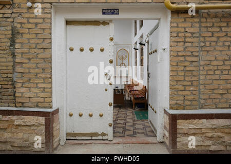 Entrée de l'ancienne synagogue juive de Boukhara qui date de la 16e siècle dans la ville de Boukhara Boukhara connu comme au 19ème et au début du xxe siècle en Ouzbékistan. L'émigration vers Israël et l'Occident a laissé une diminution rapide de la communauté juive de Boukhara, et seulement environ 500 Juifs de rester en ville Banque D'Images