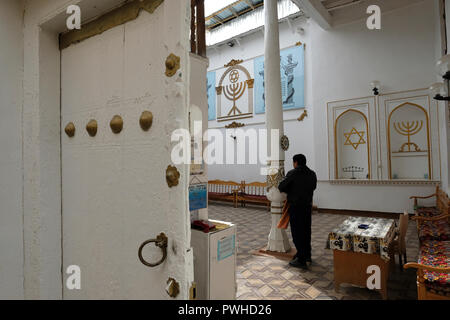 Entrée de l'ancienne synagogue juive de Boukhara qui date de la 16e siècle dans la ville de Boukhara Boukhara connu comme au 19ème et au début du xxe siècle en Ouzbékistan. L'émigration vers Israël et l'Occident a laissé une diminution rapide de la communauté juive de Boukhara, et seulement environ 500 Juifs de rester en ville Banque D'Images