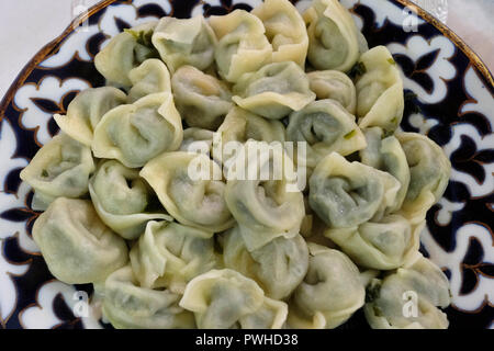 Manti traditionnels ou Mantu Dumpling servi dans Chayxana restaurant Chinar dans la vieille ville de Boukhara en Ouzbékistan Banque D'Images