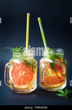 Smoothie pamplemousse avec feuilles de marijuana en pots Banque D'Images