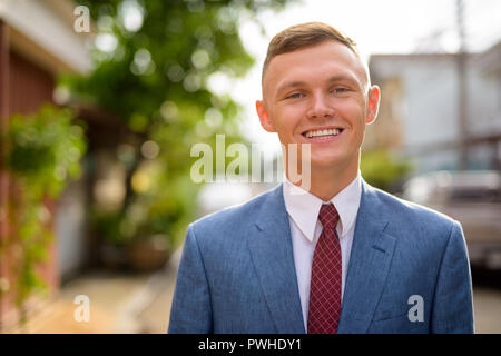 Portrait of young businessman dans les rues à l'extérieur Banque D'Images