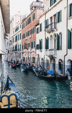 Venise, Italie - Juillet 02, 2017 : gondoles vides amarrés sur un petit canal à Venise, Italie, maisons colorées sur l'arrière-plan. Les bateaux sont le principal mode o Banque D'Images