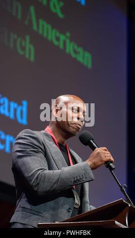 10/11/2018 : Centre de Hutchins, Harvard University, Cambridge, MA. Acteur et comédien Dave Chappelle parlant après avoir reçu un W.E.B. Médaille du bois. Chappelle était l'une des huit Américains africains à recevoir la médaille pour leur contribution à l'histoire africaine américaine et africaine et de la culture à l'Université de Harvard à Cambridge, Massachusetts, États-Unis. Le W.E.B. Du Bois médailles ont été remis chaque année depuis 2013 à ceux qui ont apporté une contribution importante à l'Afrique et de l'histoire africaine américaine et de la culture. Banque D'Images