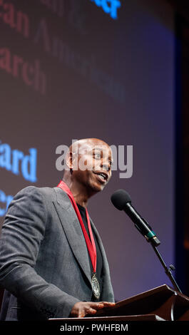 10/11/2018 : Centre de Hutchins, Harvard University, Cambridge, MA. Acteur et comédien Dave Chappelle parlant après avoir reçu un W.E.B. Médaille du bois. Chappelle était l'une des huit Américains africains à recevoir la médaille pour leur contribution à l'histoire africaine américaine et africaine et de la culture à l'Université de Harvard à Cambridge, Massachusetts, États-Unis. Le W.E.B. Du Bois médailles ont été remis chaque année depuis 2013 à ceux qui ont apporté une contribution importante à l'Afrique et de l'histoire africaine américaine et de la culture. Banque D'Images