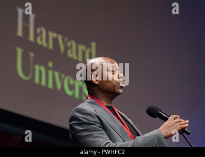 10/11/2018 : Centre de Hutchins, Harvard University, Cambridge, MA. Acteur et comédien Dave Chappelle parlant après avoir reçu un W.E.B. Médaille du bois. Chappelle était l'une des huit Américains africains à recevoir la médaille pour leur contribution à l'histoire africaine américaine et africaine et de la culture à l'Université de Harvard à Cambridge, Massachusetts, États-Unis. Le W.E.B. Du Bois médailles ont été remis chaque année depuis 2013 à ceux qui ont apporté une contribution importante à l'Afrique et de l'histoire africaine américaine et de la culture. Banque D'Images