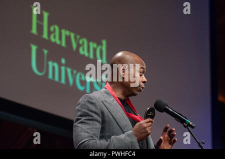 10/11/2018 : Centre de Hutchins, Harvard University, Cambridge, MA. Acteur et comédien Dave Chappelle parlant après avoir reçu un W.E.B. Médaille du bois. Chappelle était l'une des huit Américains africains à recevoir la médaille pour leur contribution à l'histoire africaine américaine et africaine et de la culture à l'Université de Harvard à Cambridge, Massachusetts, États-Unis. Le W.E.B. Du Bois médailles ont été remis chaque année depuis 2013 à ceux qui ont apporté une contribution importante à l'Afrique et de l'histoire africaine américaine et de la culture. Banque D'Images