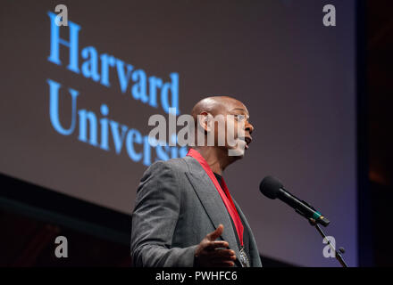 10/11/2018 : Centre de Hutchins, Harvard University, Cambridge, MA. Acteur et comédien Dave Chappelle parlant après avoir reçu un W.E.B. Médaille du bois. Chappelle était l'une des huit Américains africains à recevoir la médaille pour leur contribution à l'histoire africaine américaine et africaine et de la culture à l'Université de Harvard à Cambridge, Massachusetts, États-Unis. Le W.E.B. Du Bois médailles ont été remis chaque année depuis 2013 à ceux qui ont apporté une contribution importante à l'Afrique et de l'histoire africaine américaine et de la culture. Banque D'Images