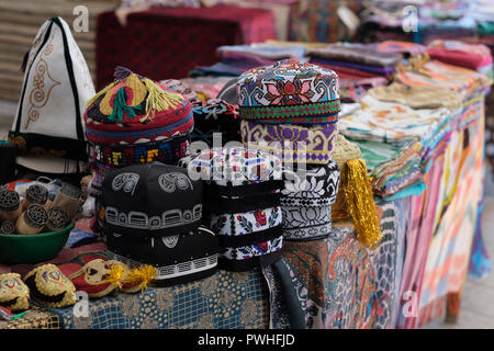 Pile de casquettes traditionnelles Tubeteika ou Tubatay richement brodées portées au Tadjikistan, au Kazakhstan, au Kirghizistan et en Ouzbékistan à vendre au bazar Toqi Telpak Furushon dans la vieille ville de Boukhara, en Ouzbékistan Banque D'Images