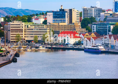 Stavanger, Norvège - Août 2, 2018 : vue sur la ville avec des maisons traditionnelles et modernes, le port et les navires Banque D'Images