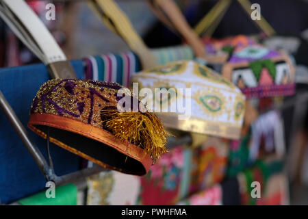 Pile de casquettes traditionnelles Tubeteika ou Tubatay richement brodées portées au Tadjikistan, au Kazakhstan, au Kirghizistan et en Ouzbékistan à vendre au bazar Toqi Telpak Furushon dans la vieille ville de Boukhara, en Ouzbékistan Banque D'Images