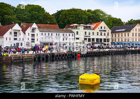 Stavanger, Norvège - Août 2, 2018 Ville : vue sur la rue avec des gens, port et maisons traditionnelles en bois coloré Banque D'Images