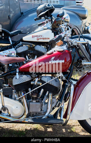 Indian Motorcycle et 1947 Harley Davidson Moto Flathead à un festival rétro vintage. UK Banque D'Images