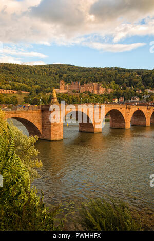 Le vieux pont sur la rivière Neckar et ruines du château de Heidelberg dans le coucher du soleil Banque D'Images