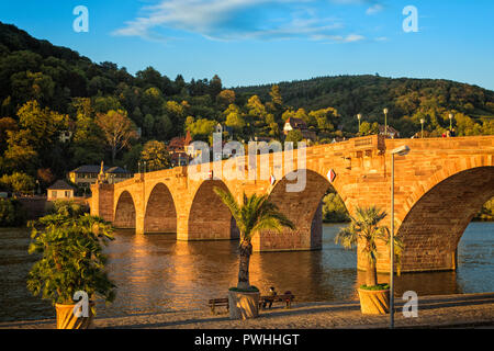 Heidelberg, Bade-Wurtemberg, Allemagne, Vieux Pont sur la rivière Neckar dans la lumière au coucher du soleil Banque D'Images