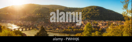 Vue panoramique sur la vieille ville de Heidelberg, en Allemagne, dans la lumière du soleil du matin Banque D'Images