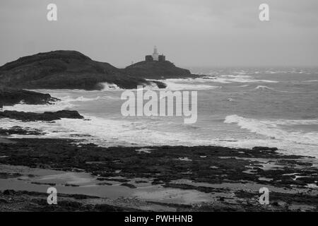 Mumbles phare allumé sur un jour de tempête surplombant la baie de bracelet, la péninsule de Gower, près de Swansea, Pays de Galles du Sud Banque D'Images