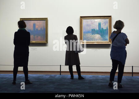 Visiteurs en face de les peintures de Claude Monet peintre impressionniste français de la série "Les chambres du Parlement' s'affiche à son exposition rétrospective à l'Albertina Museum de Vienne, en Autriche. Peintures "Les chambres du Parlement, Sunset' (1900-1904) et "Les chambres du Parlement, les réflexions de la Thames' (1900-1905) sont considérés dans la photo de gauche à droite. L'exposition consacrée au fondateur de la peinture impressionniste français s'exécute jusqu'à 6 janvier 2019. Banque D'Images