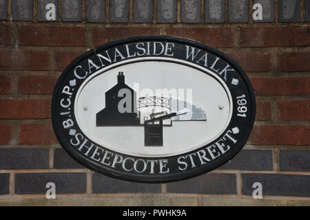 Signalisation au bord du canal sur la rive de la Birmingham Canal dans le centre-ville Banque D'Images