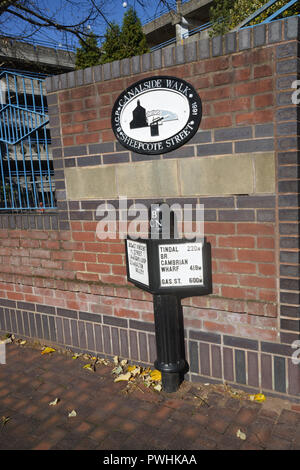 Signalisation au bord du canal sur la rive de la Birmingham Canal dans le centre-ville Banque D'Images