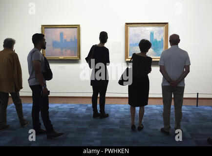 Visiteurs en face de les peintures de Claude Monet peintre impressionniste français de la série "Les chambres du Parlement' s'affiche à son exposition rétrospective à l'Albertina Museum de Vienne, en Autriche. Peintures "Les chambres du Parlement, Sunset' (1900-1904) et "Les chambres du Parlement, les réflexions de la Thames' (1900-1905) sont considérés dans la photo de gauche à droite. L'exposition consacrée au fondateur de la peinture impressionniste français s'exécute jusqu'à 6 janvier 2019. Banque D'Images