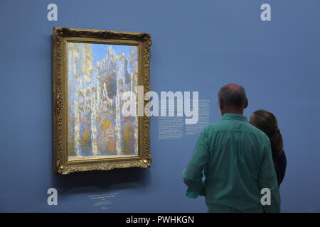 Visiteurs en face de la peinture 'La Cathédrale de Rouen, effet de soleil' (1894) par le peintre impressionniste Claude Monet affichée à son exposition rétrospective à l'Albertina Museum de Vienne, en Autriche. L'exposition consacrée au fondateur de la peinture impressionniste français s'exécute jusqu'à 6 janvier 2019. Banque D'Images