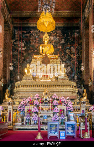 Golden Buddha statue, Phra Ubosot salle de prière, Wat Pho, Bangkok, Thaïlande Banque D'Images