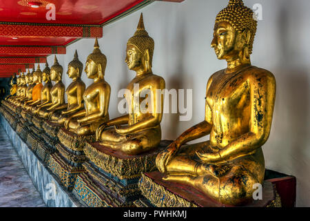 Statues de Bouddha assis d'or, le Wat Pho, Bangkok, Thaïlande Banque D'Images