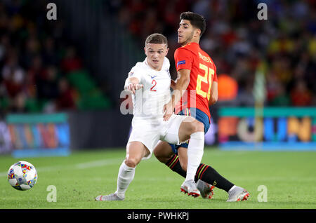 L'Angleterre Kieran Trippier (à gauche) et de l'Espagne Marco Asensio bataille pour la balle durant le match de la Ligue des Nations Unies au stade Benito Villamarin, Séville. Banque D'Images