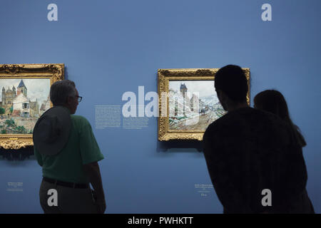 Visiteurs en face de la peinture 'Road à Vétheuil en hiver" (1879) par le peintre impressionniste Claude Monet affichée à son exposition rétrospective à l'Albertina Museum de Vienne, en Autriche. L'exposition consacrée au fondateur de la peinture impressionniste français s'exécute jusqu'à 6 janvier 2019. La peinture 'l'église de Vétheuil' (1878) est vu à la gauche. Banque D'Images