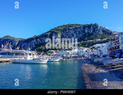 Vue sur le port dans l'île de Capri, Italie Banque D'Images