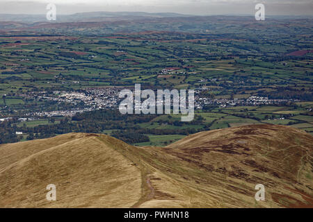 Sur la photo : une ville vu depuis le sommet du Pen Y Fan dans les Brecon Beacons, Pays de Galles, Royaume-Uni. Dimanche 07 octobre 2018 Re : Hill promeneurs rendre le blé la plupart des Banque D'Images